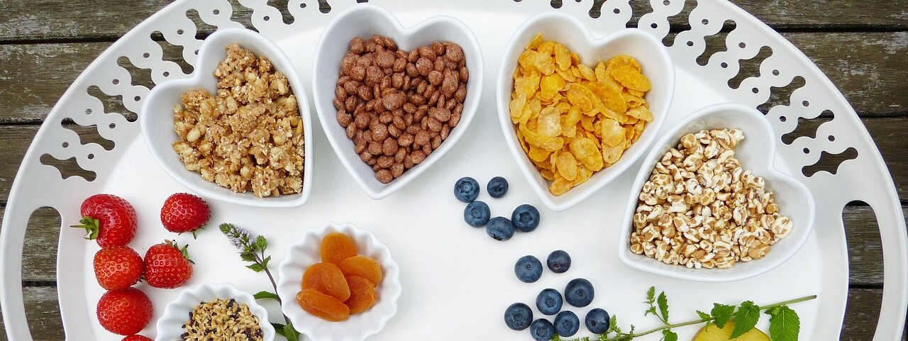 Zu sehen ist ein leckeres Frühstück mit Obst und Müsli
