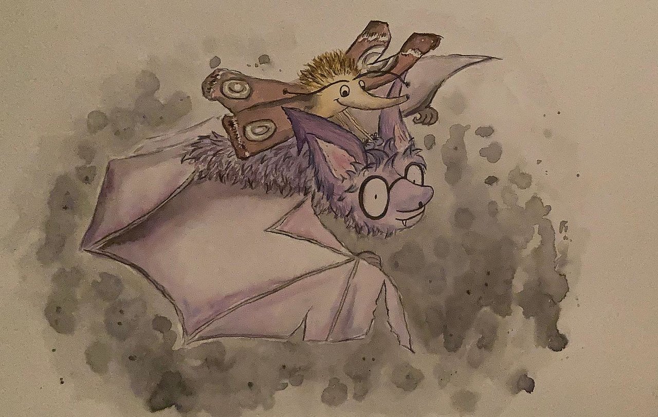 Das Bild zeigt die lila-graue Fledermaus mit Brille auf der Nase, auf deren Rücken eine bräunliche Motte sitzt