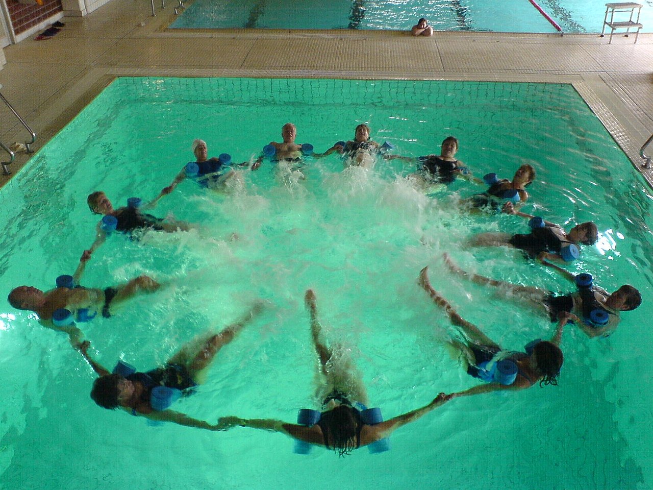 Ein Bild von einer Wassergymnastikgruppe