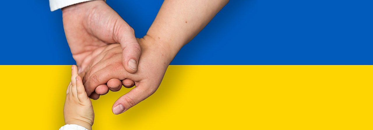 Das Bild zeigt drei Hände vor der Flagge der Ukraine