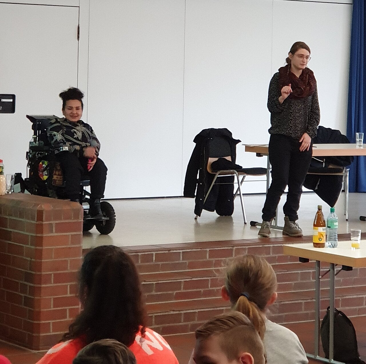 Foto der Moderatorinnen Kübra und Clara