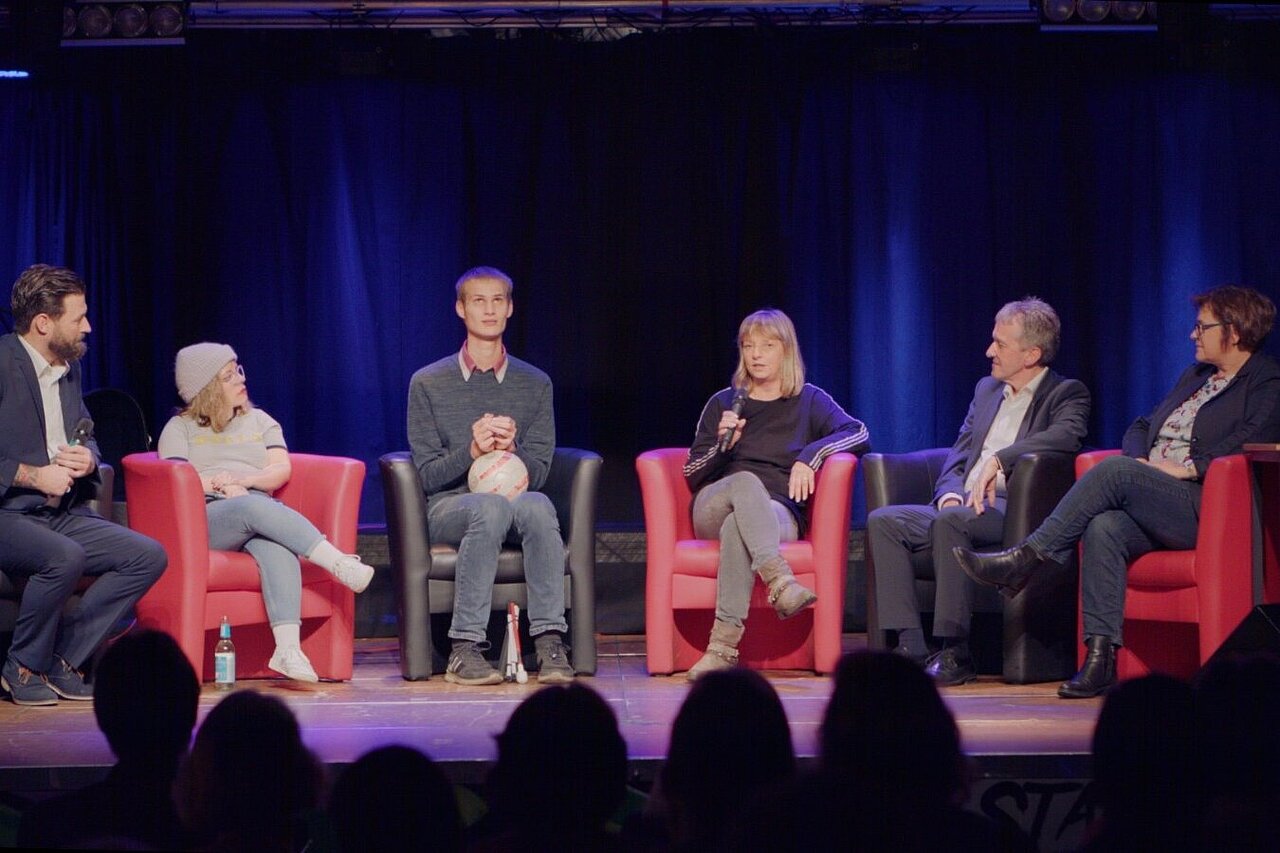 Ein Foto von der Veranstaltung "Mit statt über" mit Moderator Oliver Hofmann, Ninia LaGrande, Rasmus Narjes, Andreas reitinger, Gerhard Suder und Petra Wontorra.