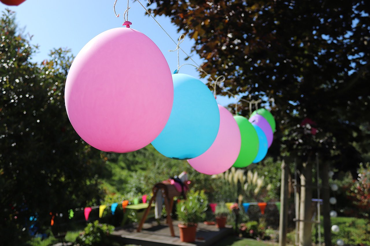 Foto von einer Gartenparty mit Luftballons