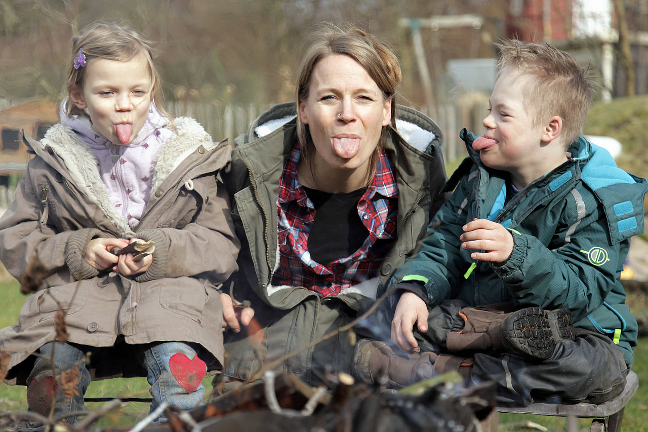 Foto von Birte Müller mit ihren Kindern Olivia und Willi. 