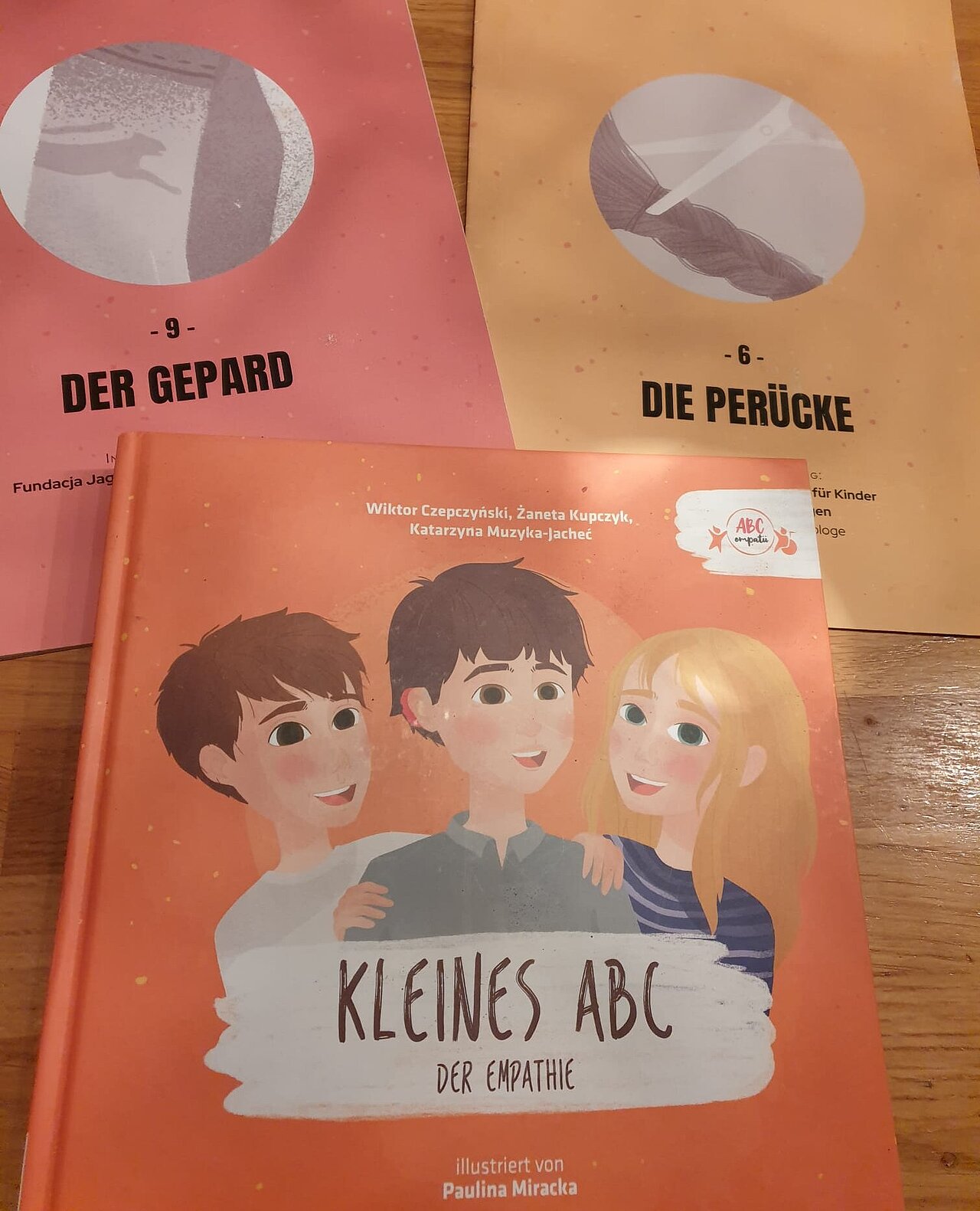 Fotos vom Buch und zwei Arbeitsheften