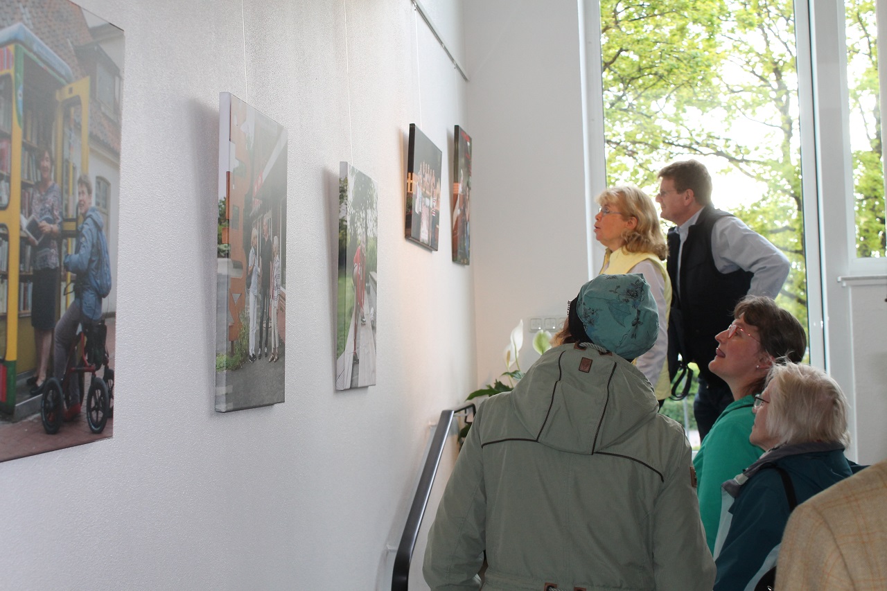 Das Foto zeigt einige Keilrahmenbilder der Ausstellung