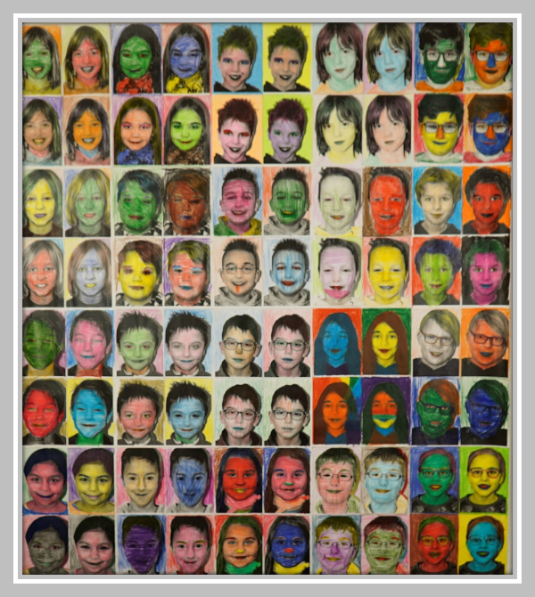 Das Bild zeigt Porträtaufnahmen von Kindern, die in schwarz-weiß gedruckt wurden. Jedes Porträt ist viermal vorhanden - angeordnet wie folgt: Zwei Fotos nebeneinander, zwei übereinander. In jeder Reihe befinden sich so zehn Porträts, in jeder Spalte acht. Die Porträts wurden nachträglich bunt eingefärbt, jedes in anderen Farben.   