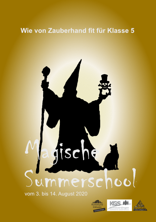 Das Bild zeigt die Titelseite des Flyers für die Magische Summerschool. Zu sehen ist vor goldfarbenem Hintergrund die schwarze Silouette eines Zauberers mit spitzem Hut, der in einer Hand ein großes Zepter hält und in der anderen einen Totelkopf mit Zylinder. Zu seiner rechten Seite sitzt eine Katze. Geschrieben steht: "Wie von Zauberhand fit für Klasse 5" und darunter "Magische Summerschool vom 3. bis 14. August". Abgebildet sind weiterhin die Logos von Kommune Inklusiv Schneverdingen, KGS Schneverdingen und Kulturverein Schneverdingen