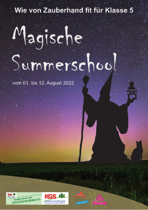 Zu sehen ist der Titel des Flyers zur Magischen Summerschool 2022 mit der Silouette eines Zauberers vor einem lila-rosa gefärbten Sternenhimmel