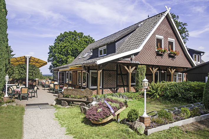 Das Bild zeigt eine Außenaufnahme des Café Höpen-Idyll
