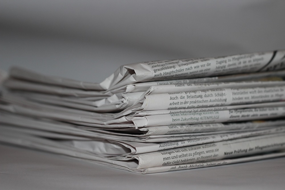 Bild zeigt mehrere Zeitungen auf einem Stapel